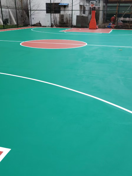 渭滨 球场长期使用易出现地面开裂